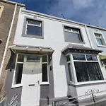 Bright 3 Bedroom House With Hot Tub