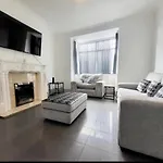Bright 3 Bedroom House With Hot Tub