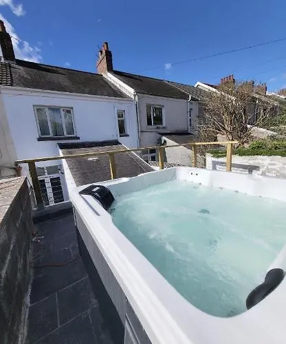 Bright 3 Bedroom House With Hot Tub