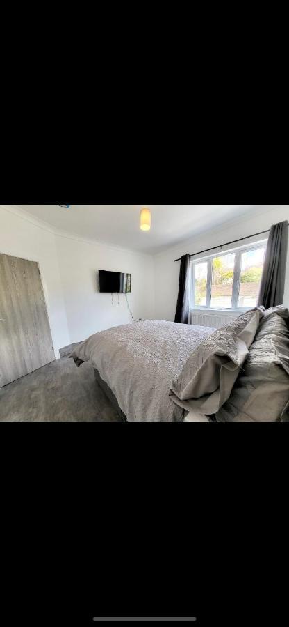 Bright 3 Bedroom House With Hot Tub Holiday home Swansea