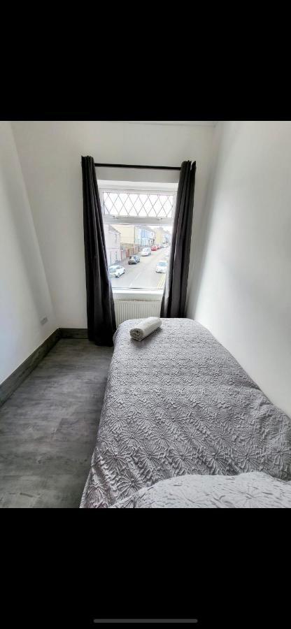 Bright 3 Bedroom House With Hot Tub Holiday home