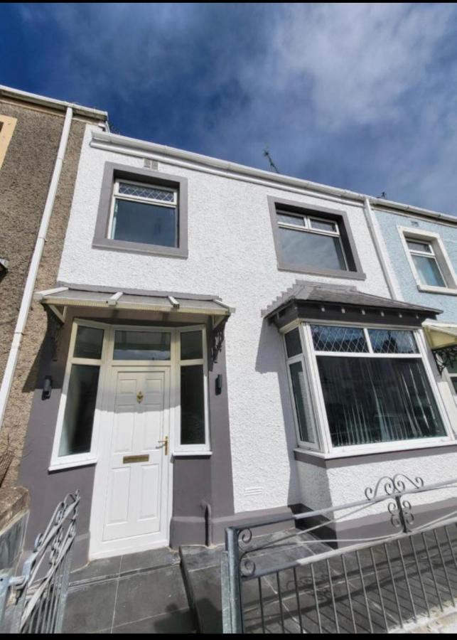 Bright 3 Bedroom House With Hot Tub Holiday home *